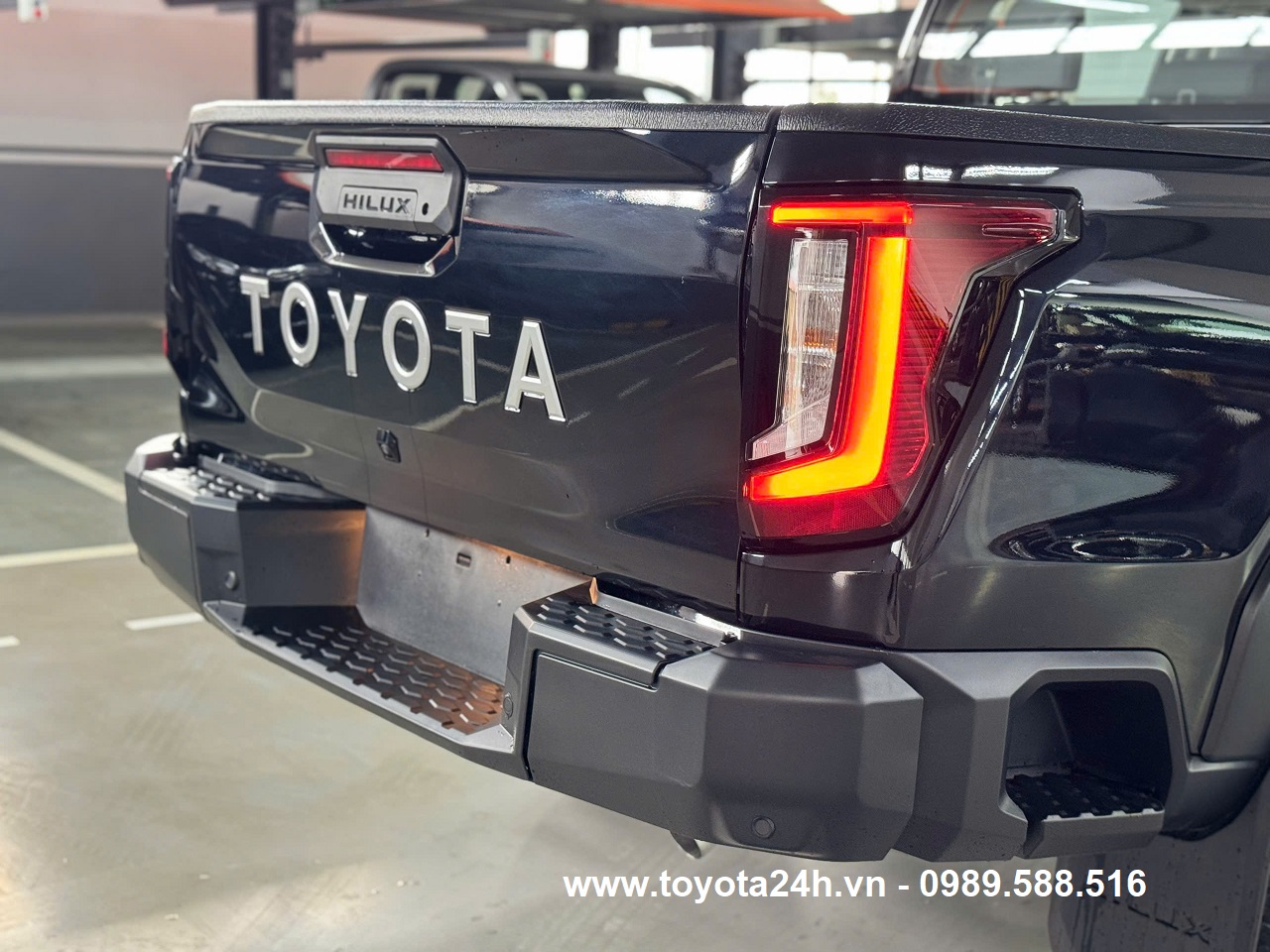 toyota-hilux-2.8AT-4x4-2026-mau-den-hong-xe